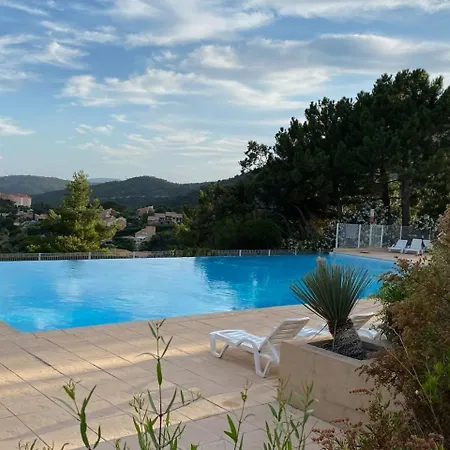 Le Ptit Paradis, Piscine - Tennis 雷以桑布尔