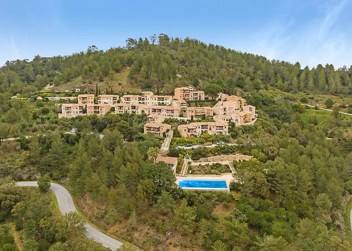 Le Ptit Paradis, Piscine - Tennis 雷以桑布尔