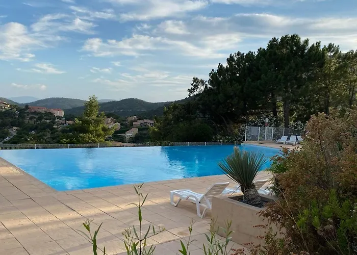 Le Ptit Paradis, Piscine - Tennis 雷以桑布尔